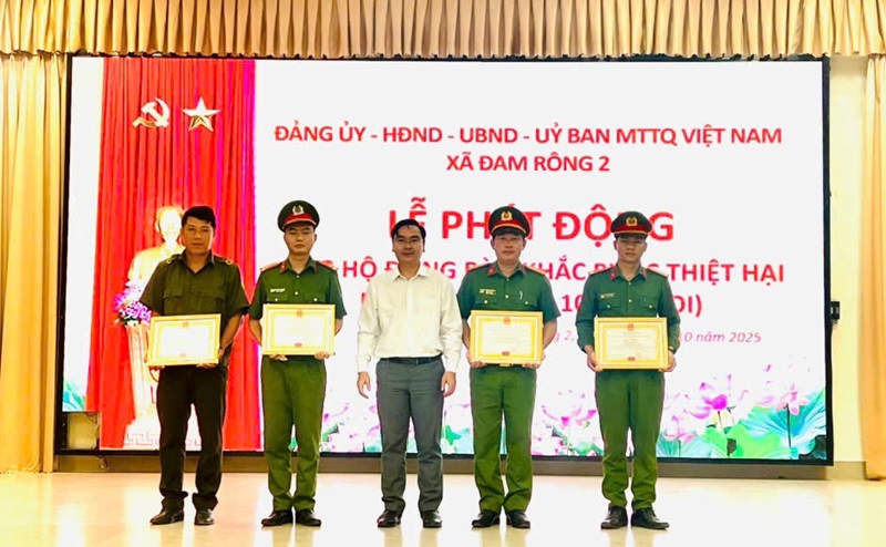 UBND xã Đam Rông 2 khen thưởng đột xuất tập thể, cá nhân có thành tích xuất sắc trong công tác đấu tranh, phòng chống tội phạm